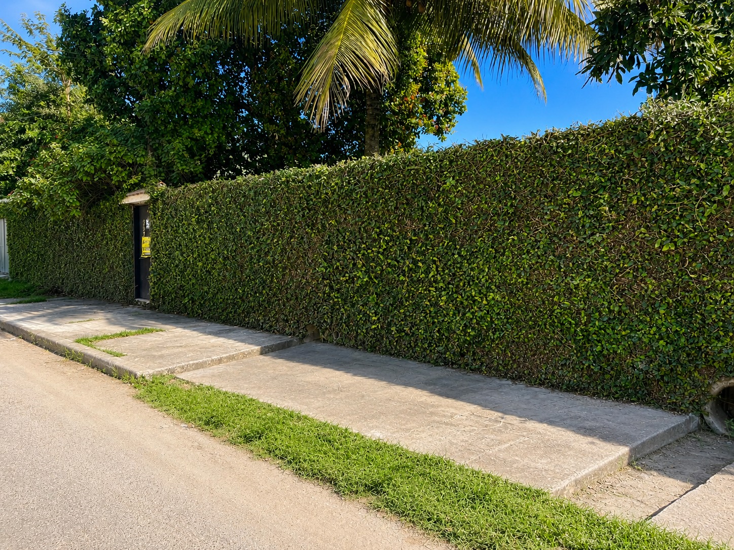 CASA COM PISCINA E AMPLO TERRENO À VENDA em Ceramica, Nova Iguaçu
